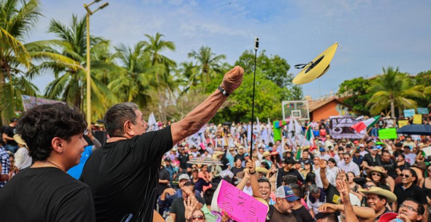 Félix Salgado Macedonio durante una asamblea informativa en Zihuatanejo, Guerrero