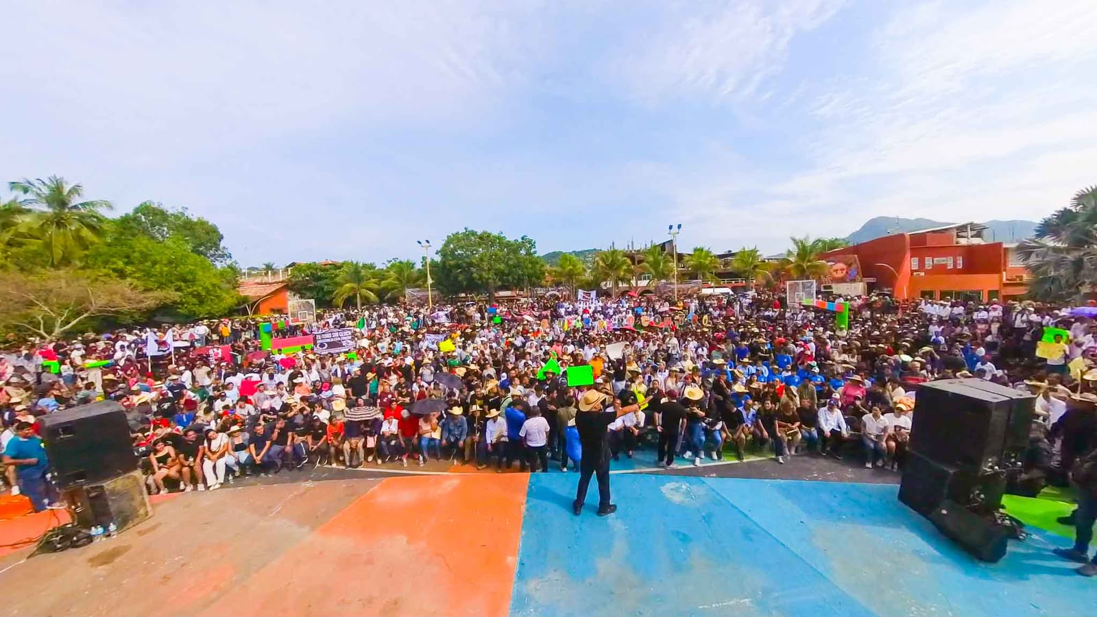 Concentración de habitantes durante el encuentro en Zihuatanejo.