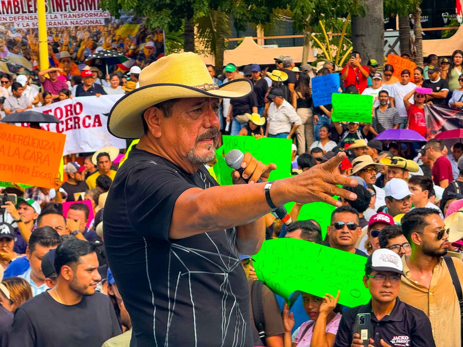 Félix Salgado Macedonio dirige un mensaje ante asistentes en Zihuatanejo.