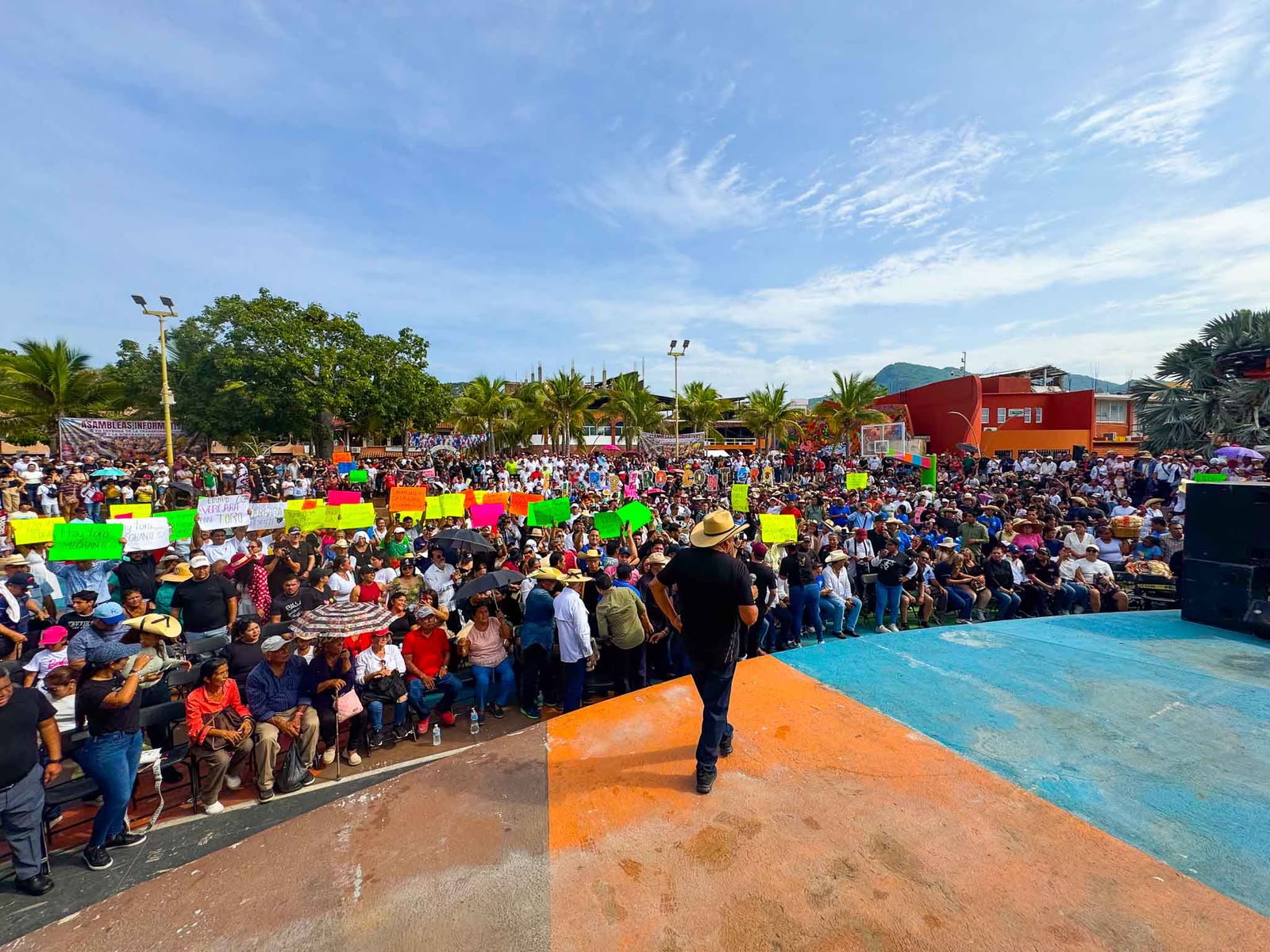 Vista amplia de asistentes reunidos en la asamblea de Zihuatanejo.